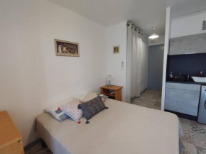 Charmant Mini Studio avec Loggia, Proche Parc Charles de Gaulle à Balaruc-les-Bains - FR-1-571-54